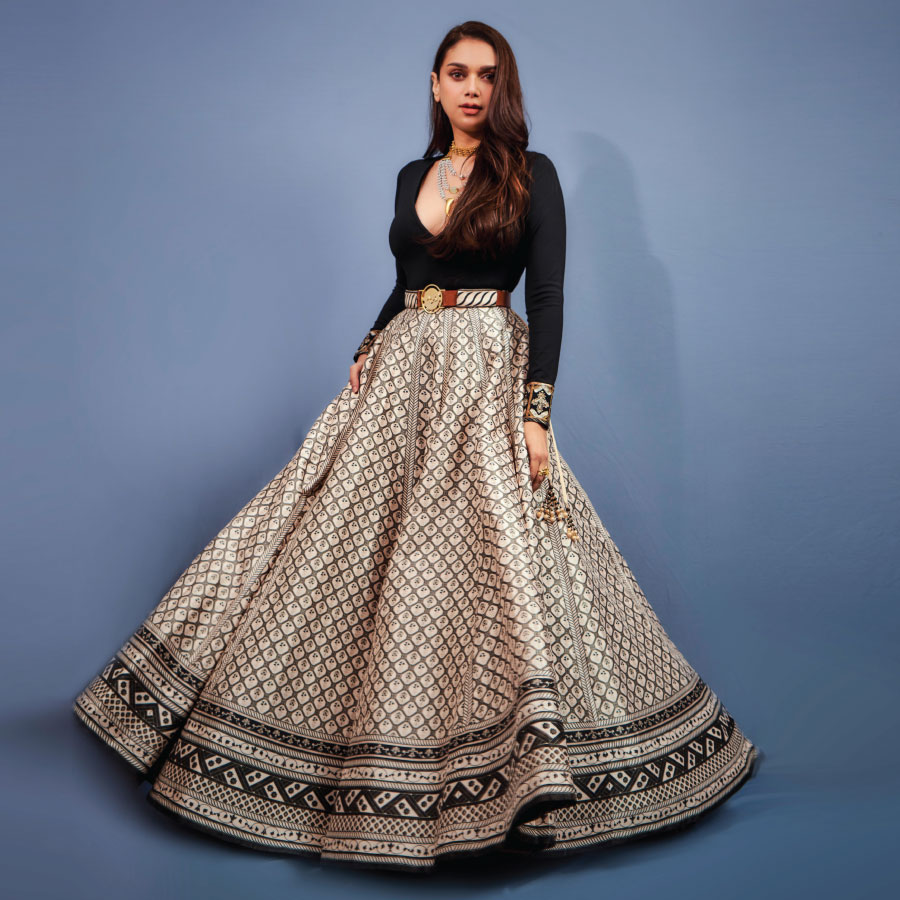 Aditi Rao Hydari exudes royalty in an exquisite ensemble by JJ Valaya